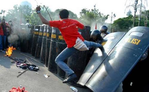 INDONESIA: PROTESTA CONTRO GOVERNO A JAKARTA, POLIZIA LANCIA LACRIMOGENI