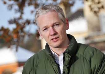 Indignati: a Londra compare Assange, accolto da urla gioia