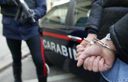 Nascondeva pistola in casa: blitz dei Carabinieri a Crotone Scattano le manette per Antonio Rizza