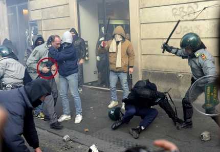 Barricata di fuoco a Roma, assaltati blindati. Scontri in via del Corso e a Montecitorio