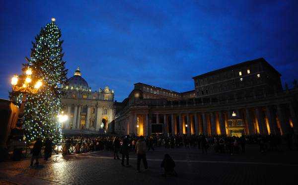 Si è acceso l’albero di Natale in piazza San Pietro