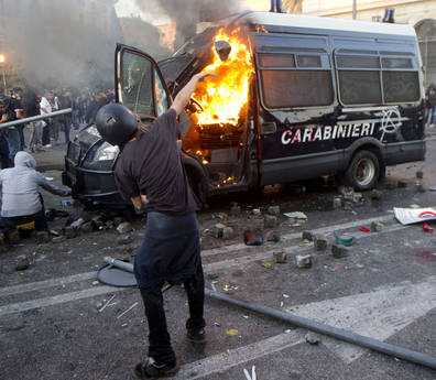 Indignati a Roma, Black bloc fanno il caos. Blindato in fiamme, due carabinieri illesi