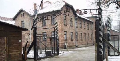 Auschwitz_gate_tbertor1