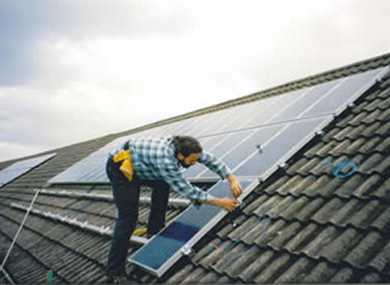 Il fotovoltaico muore per decreto: 15.000 famiglie a rischio