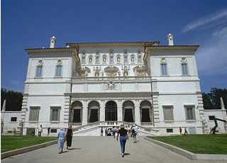 Roma, turista americana violentata a Villa Borghese