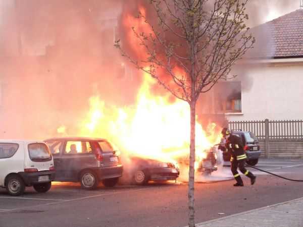 Racket: incendia tre auto per vendicarsi di una denuncia, fermato