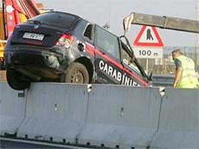 A3: auto dei Carabinieri si ribalta, muore un militare