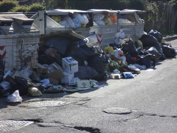 Il paese soccombe sotto i colpi della spazzatura