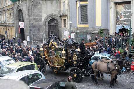 Napoli, funerale eccellente per la vedova del boss
