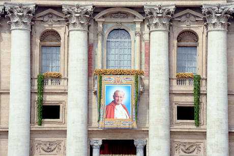 Giovanni Paolo II proclamato beato. Fedeli: ‘Wojtyla, santo subito’