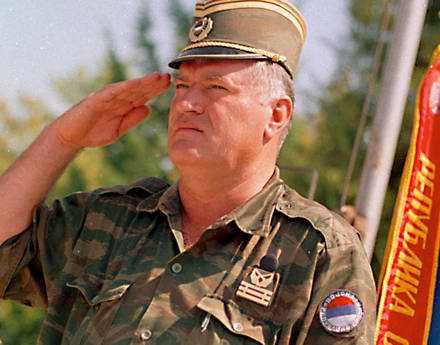 Mladic in aula all’Aja: ‘Ho difeso il mio Paese, non ho paura di nessuno’