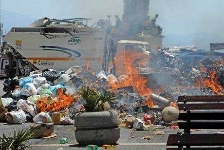 Napoli affonda nei rifiuti, roghi e nuove proteste