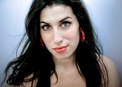 Addio Amy Winehouse, in 200 al funerale