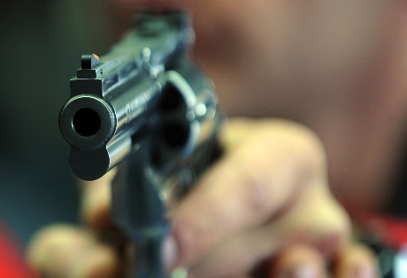 Assassinato in casa a colpi di pistola un 64enne di Roccella Jonica