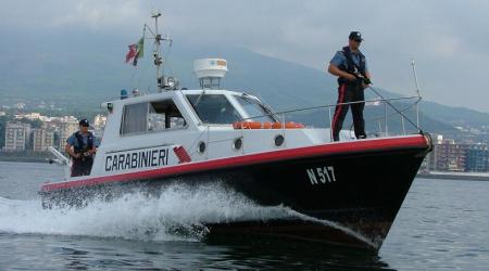 Controlli dei carabinieri di Crotone con motovedetta, 17 denunce