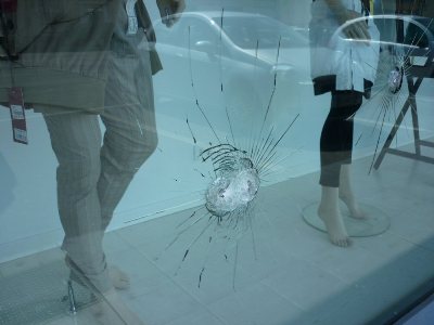 Lamezia Terme, colpi di pistola contro un negozio di abbigliamento e profumeria