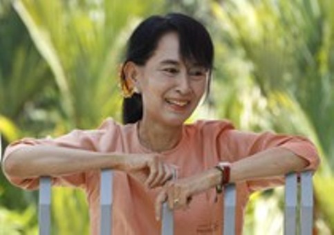 Aung San Suu Kyi presterà giuramento in parlamento