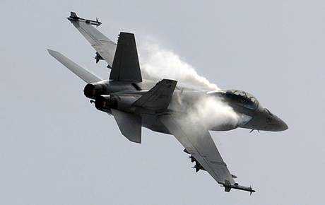 Usa, caccia F18 piomba su Virginia Beach