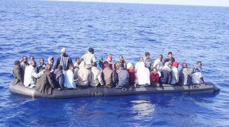 Giunti al porto di Roccella i migranti soccorsi ieri Le 231 persone viaggiavano su un vecchio peschereccio che imbarcava acqua