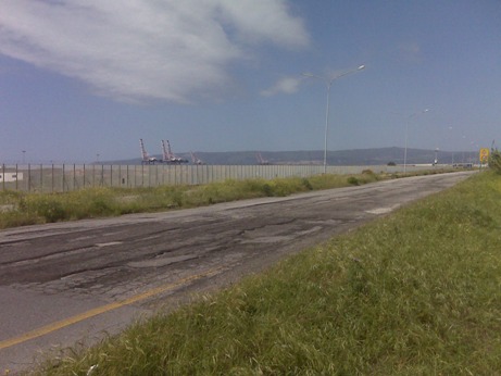 Le drammatiche condizioni della strada provinciale che costeggia il Porto di Gioia Tauro, biglietto da visita per lo sviluppo