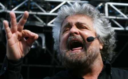 Beppe Grillo si tuffa e comincia la traversata a nuoto verso la Sicilia