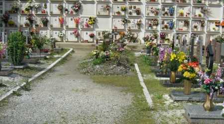 Rifiuti e resti di bare abbandonati, sequestrata area del cimitero a Cittanova