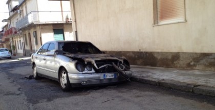 macchina bruciata_de_leo_2