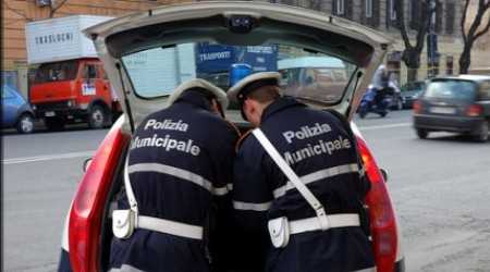 Reggio, controlli Polizia Municipale sul Corso Garibaldi Sequestrate 230 confezioni di prodotti venduti abusivamente