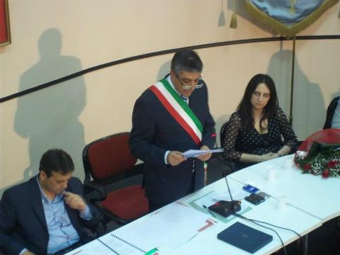 Il sindaco di Cassano ha giurato nella prima seduta del Consiglio. “Impegno verso il rilancio della città”