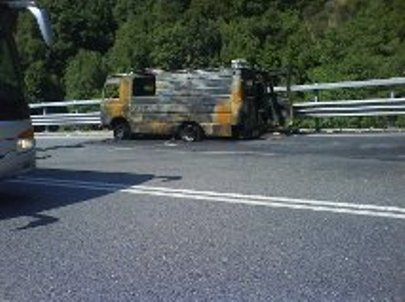 Prende fuoco un furgone dell’Enel sulla superstrada Jonio Tirrena della Limina