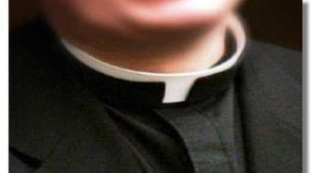 Sacerdote indagato per molestie sessuali a dodicenne Un sacerdote di Cosenza è indagato per violenza sessuale su minorenne perché avrebbe palpeggiato un ragazzino di 12 anni