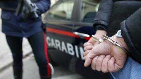Cosenza: abusa e deruba l’ex moglie, arrestato un quarantenne romeno