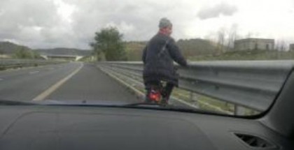 romeno in_bicicletta_su_autostrada
