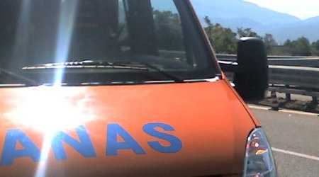 Incidente sulla statale 106 “Jonica”, coinvolte due auto Il personale Anas è intervenuto sul posto per ripristinare la transitabilità appena possibile