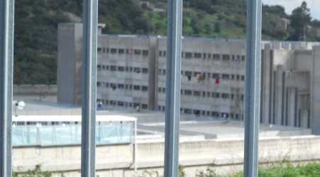 Boss siciliano detenuto nel carcere di Catanzaro comunicava con l’esterno con i fazzoletti di carta
