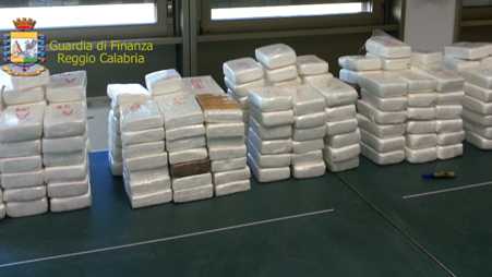 Maxi sequestro di cocaina al Porto di Gioia Tauro 238 kg di cocaina, sono stati rinvenuti all’interno di 7 borsoni occultati in un container, che trasportava carne in fusti, proveniente da Santos (Brasile) e destinato ad Odessa (Ucraina)