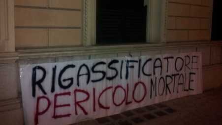 “Rigassificatore pericolo mortale”: affisso striscione alla Camera di commercio di Reggio Calabria