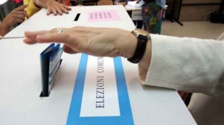 Fotografano voto in cabina, due denunce A Lamezia Terme anche 3 multe per violazione silenzio elettorale