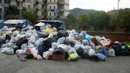Emergenza rifiuti: sit-in di protesta dei residenti di un quartiere di Reggio Calabria