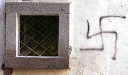Scritte e svastiche sui muri di una piazzetta a Lamezia Terme