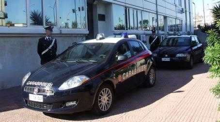 Sfugge ad alta velocità all’alt dei carabinieri e forza un posto di blocco della polizia, arrestato