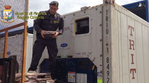 Sequestrati 85 kg di cocaina purissima al porto di Gioia Tauro