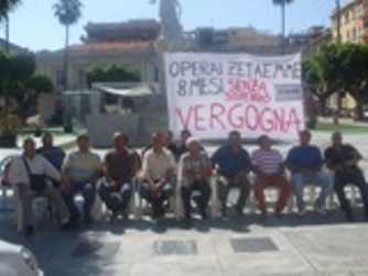 Reggio, operai della ZetaEmme si incatenano di fronte alla Prefettura