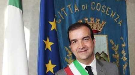 Il sindaco di Cosenza vieta i botti. Per i trasgressori multe fino a 500 euro