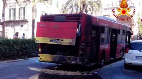 Catanzaro, bus prende fuoco nel centro cittadino. Riescono a mettersi in salvo i 50 passeggeri