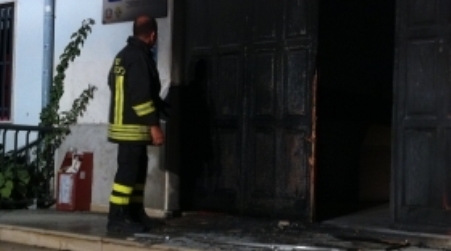 Bruciata la porta del Municipio di Pizzo. Inquirenti: “Un gesto dimostrativo”