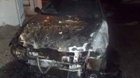 Bruciata l’auto del vicecapo dei vigili urbani. A Isola Capo Rizzuto è polemica sulla sicurezza