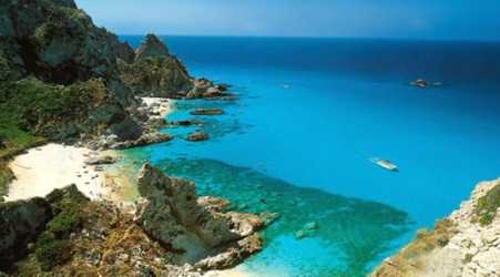 Crogiolarsi al sole nella Bellezza della Calabria La Calabria è una regione benedetta da paesaggi baciati dal sole, acque cristalline e una ricca trama di cultura e storia