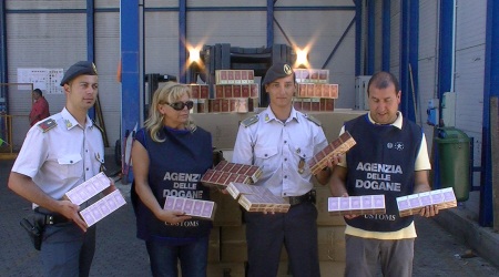 Porto di Gioia Tauro: sequestrate oltre 11 tonnellate di sigarette contraffatte