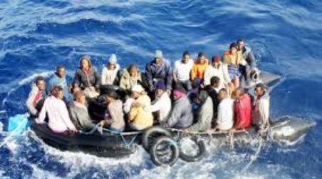 Barcone con 133 immigrati intercettato a largo di Roccella